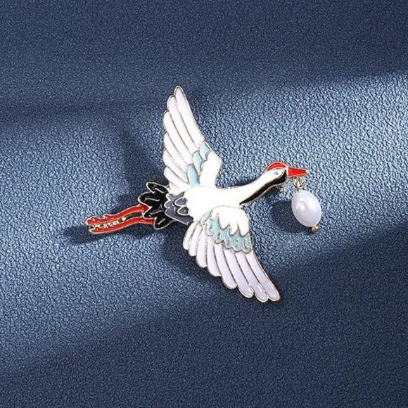 🤍 NEW Unisex Beautiful Elegant Crane Bird Enamel Brooch Pin Pearl Drop - Picture 1 of 3